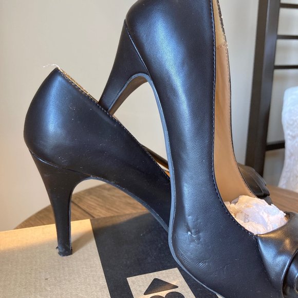 Le Chateau black leather pumps size 9.5 - Picture 3 of 5